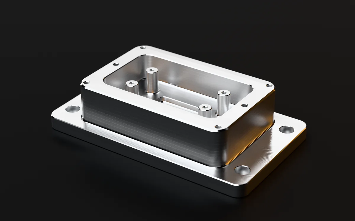 Rendering eines Beispielteils: gefrästes Gehäuseunterteil aus Aluminium mit Flansch, Tasche und Stufentasche, vier Gewindedomen sowie Gewinde-, Pass- und Senkbohrungen – maßgleich zur Musterzeichnung MUSTER-3A-001